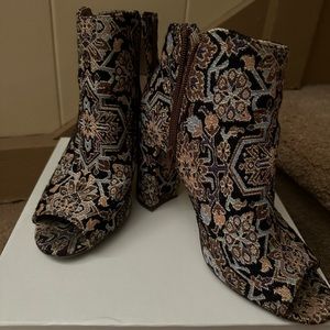 Beautiful Tapestry Dress heels with open toe
